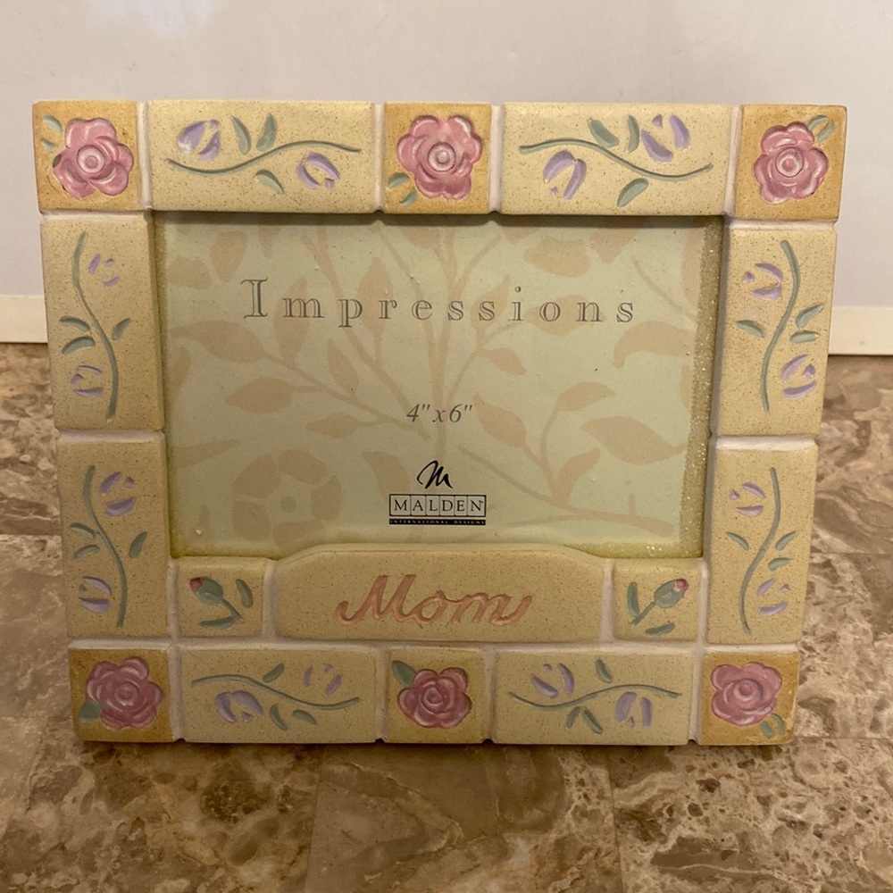 New Malden International Designs “Mom” Photo Frame